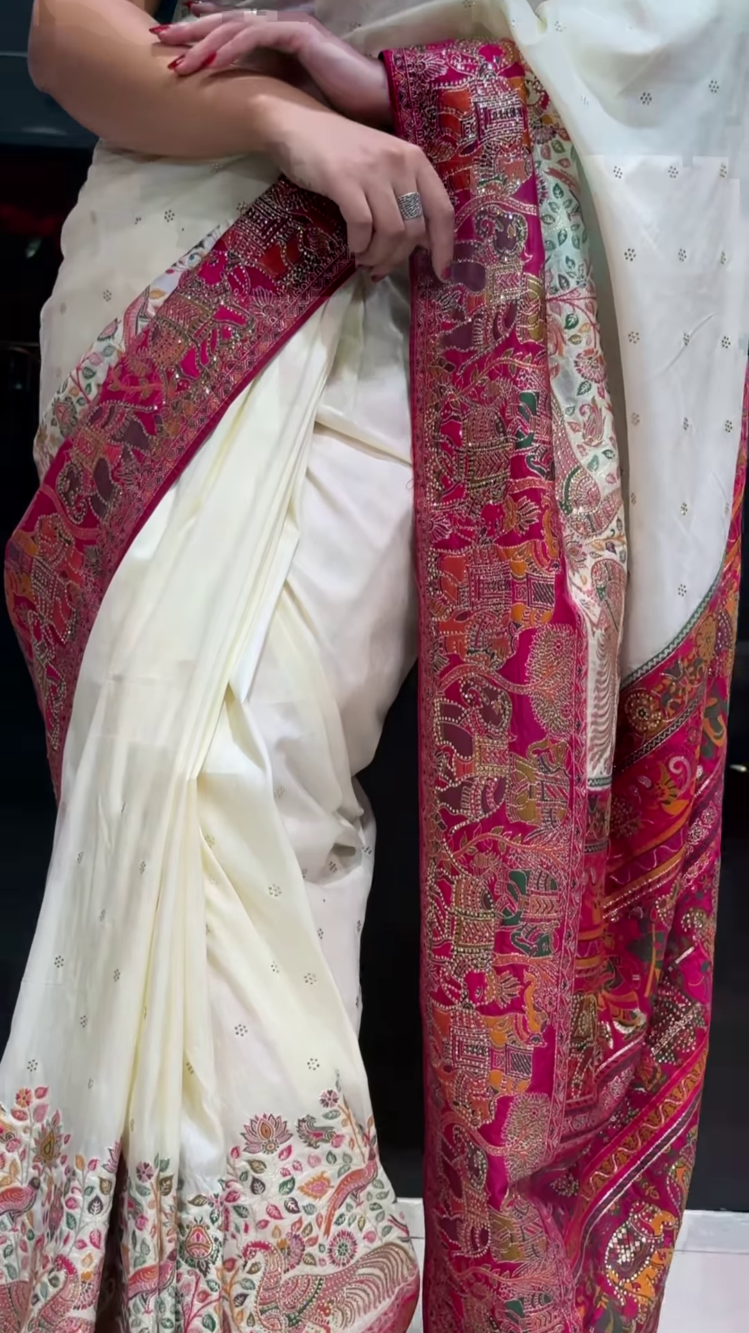 Graceful Elegance: Traditional White Saree with Stunning Pink Pallu - Image 5