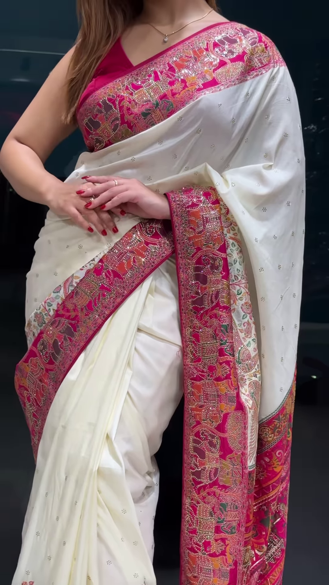 Graceful Elegance: Traditional White Saree with Stunning Pink Pallu - Image 6