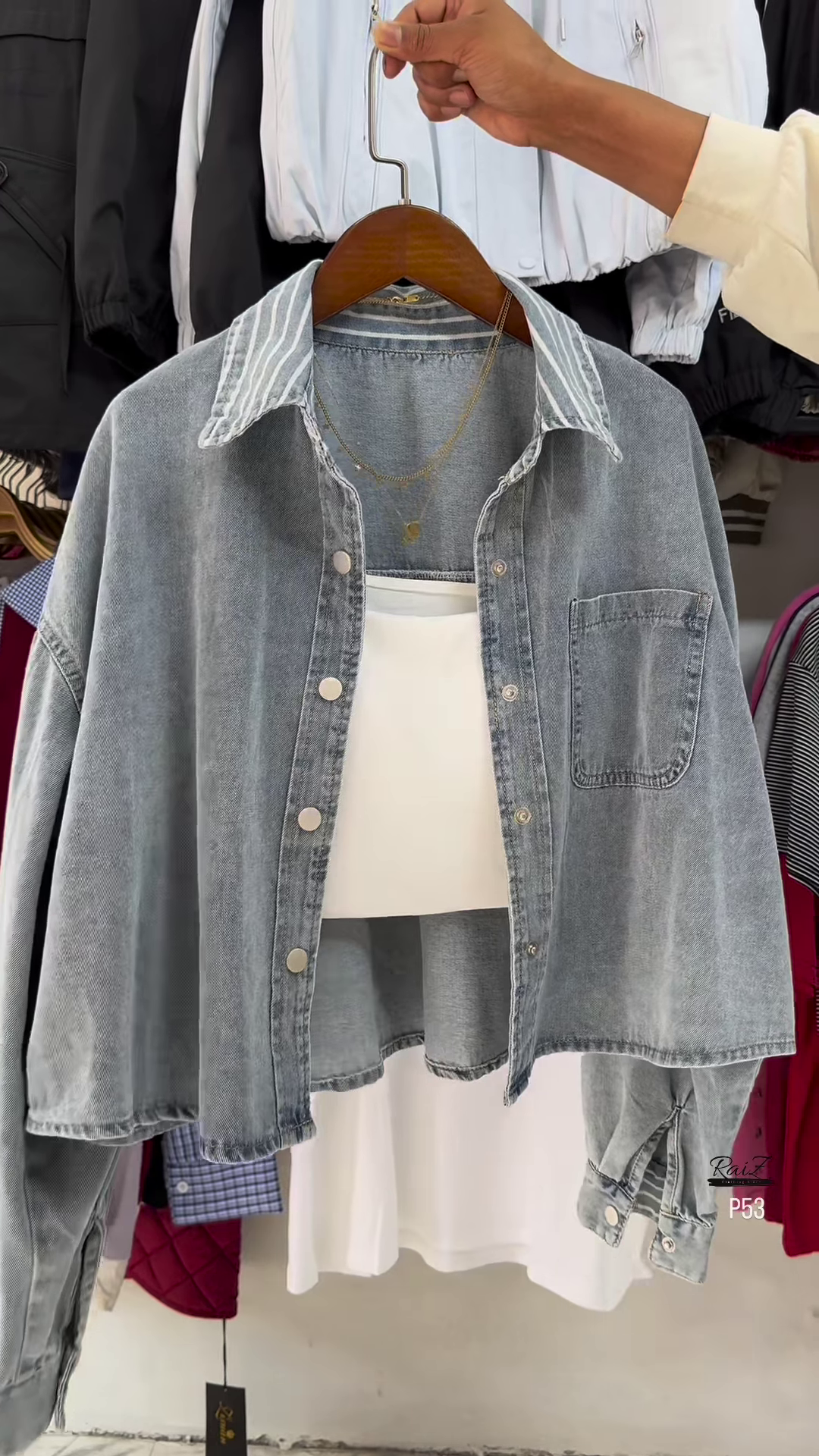 Cropped Washed Denim Shirt with White Inner – Layered Street Style Essential for Casual Chic Look - Image 2