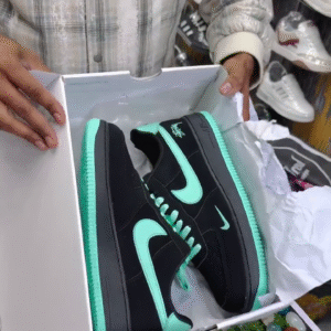 👟🔥 Mint Strike Low-Top Sneakers – Street Style with Fresh Energy