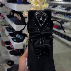 🖤 Black High-Top Athletic Sneakers – Clean & Powerful Look