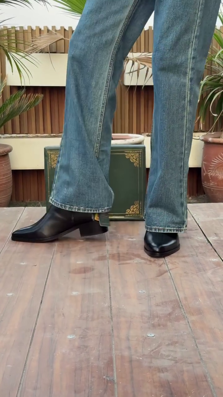 π€ Classic Black Chelsea Boots β Timeless Style with Everyday Comfort π€ - Image 2