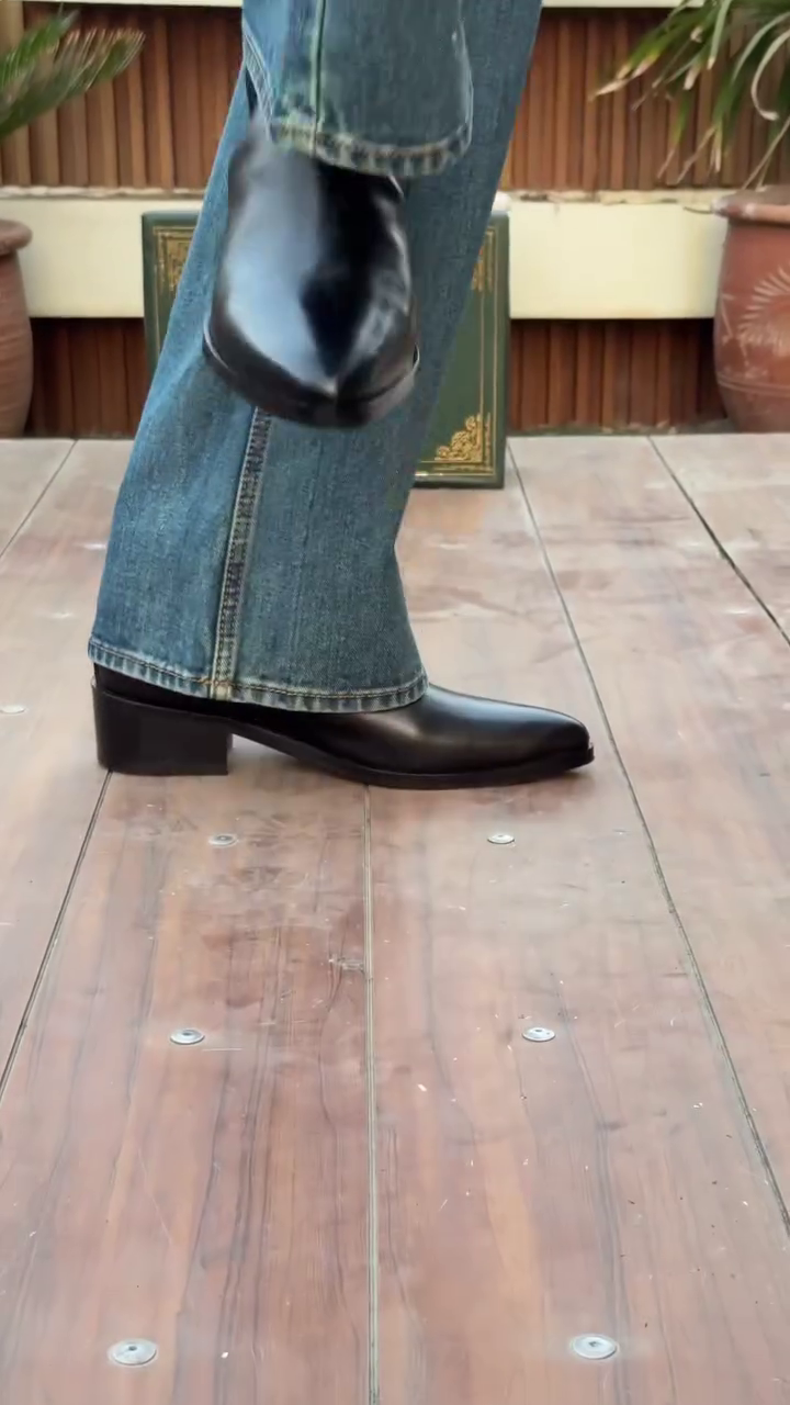 π€ Classic Black Chelsea Boots β Timeless Style with Everyday Comfort π€